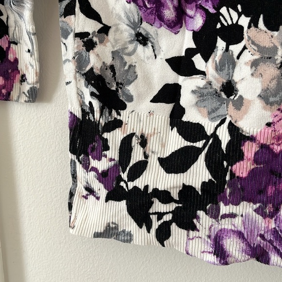 White House Black Market floral cardigan with zap buttons in size Medium - Picture 7 of 8